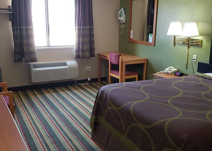 Super 8 By Wyndham Champaign