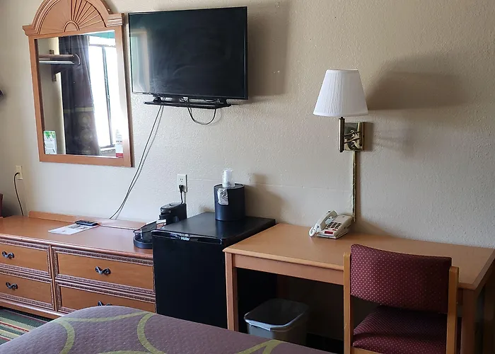 Super 8 By Wyndham Motel