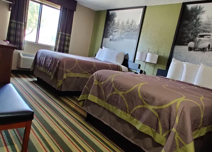 Super 8 By Wyndham Champaign