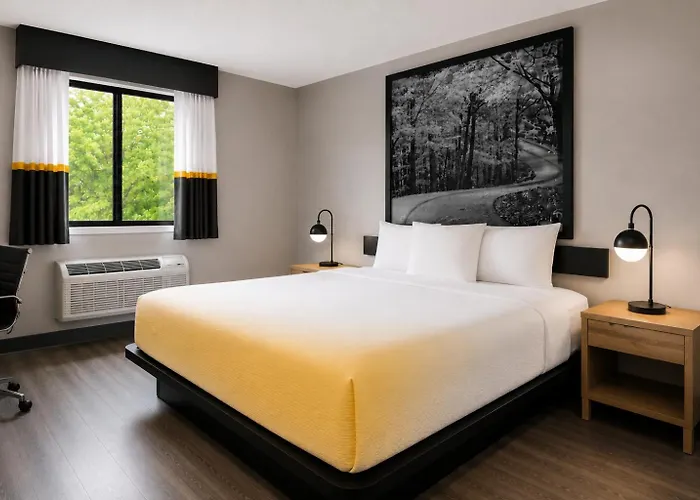 Super 8 By Wyndham Champaign