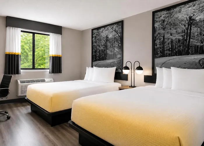 Super 8 By Wyndham Champaign