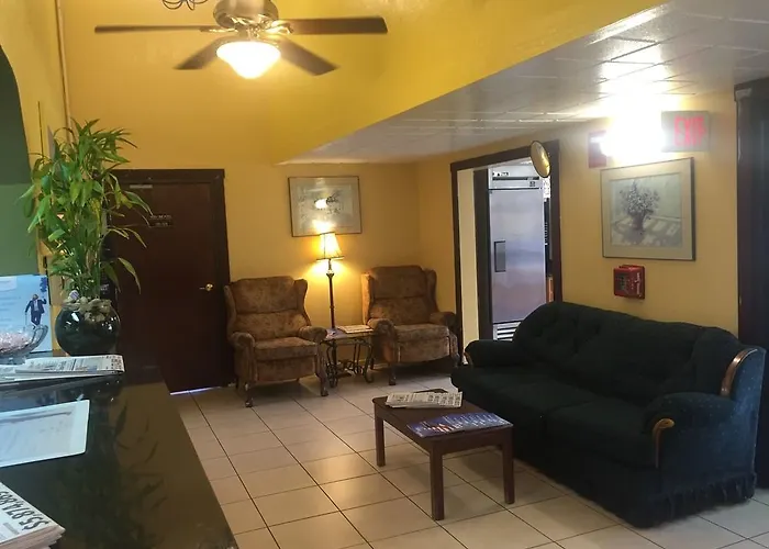 Super 8 By Wyndham Champaign