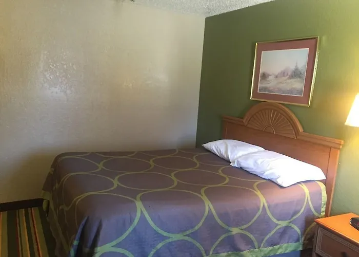 Super 8 By Wyndham Champaign